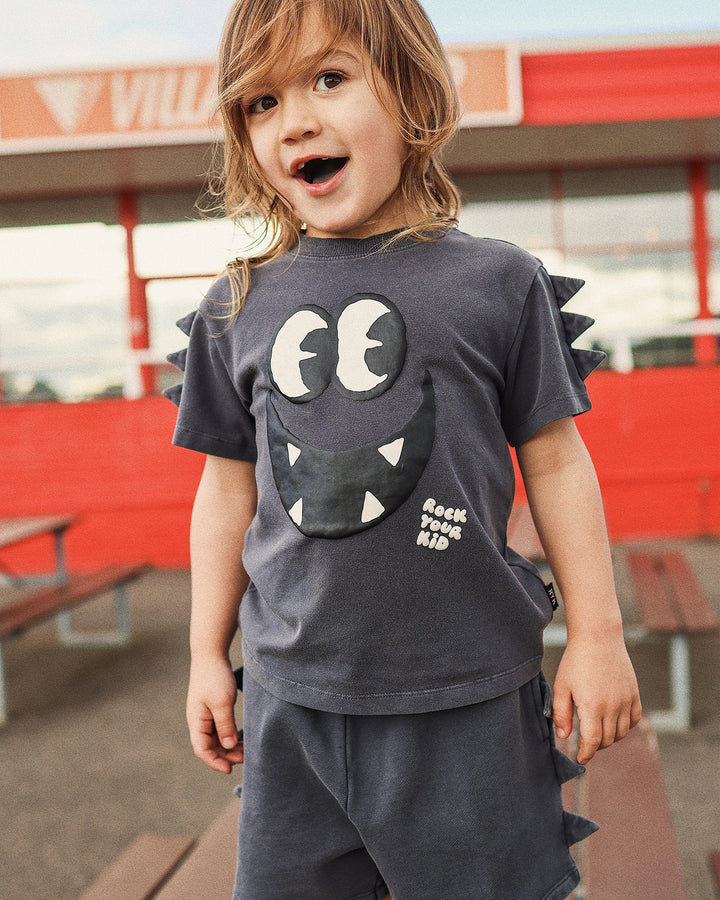 OLLIE TEE IN CHARCOAL GREY