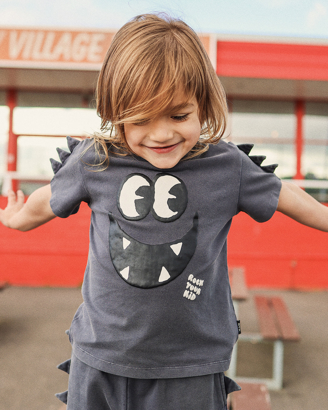 OLLIE TEE IN CHARCOAL GREY