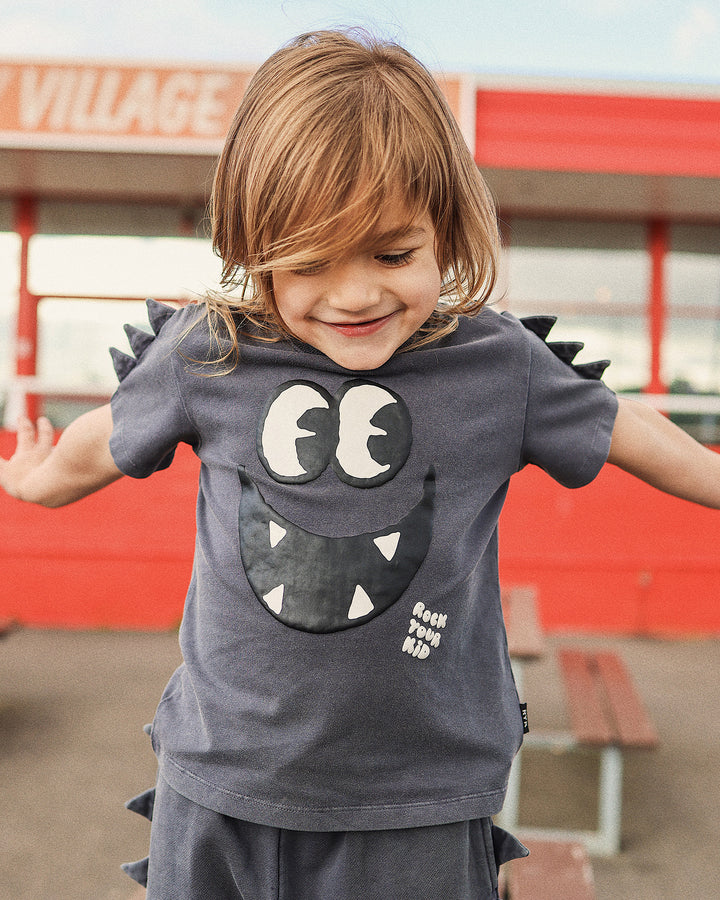 OLLIE TEE IN CHARCOAL GREY