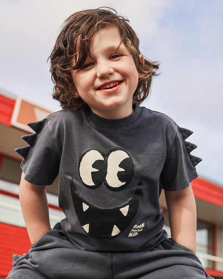 OLLIE TEE IN CHARCOAL GREY