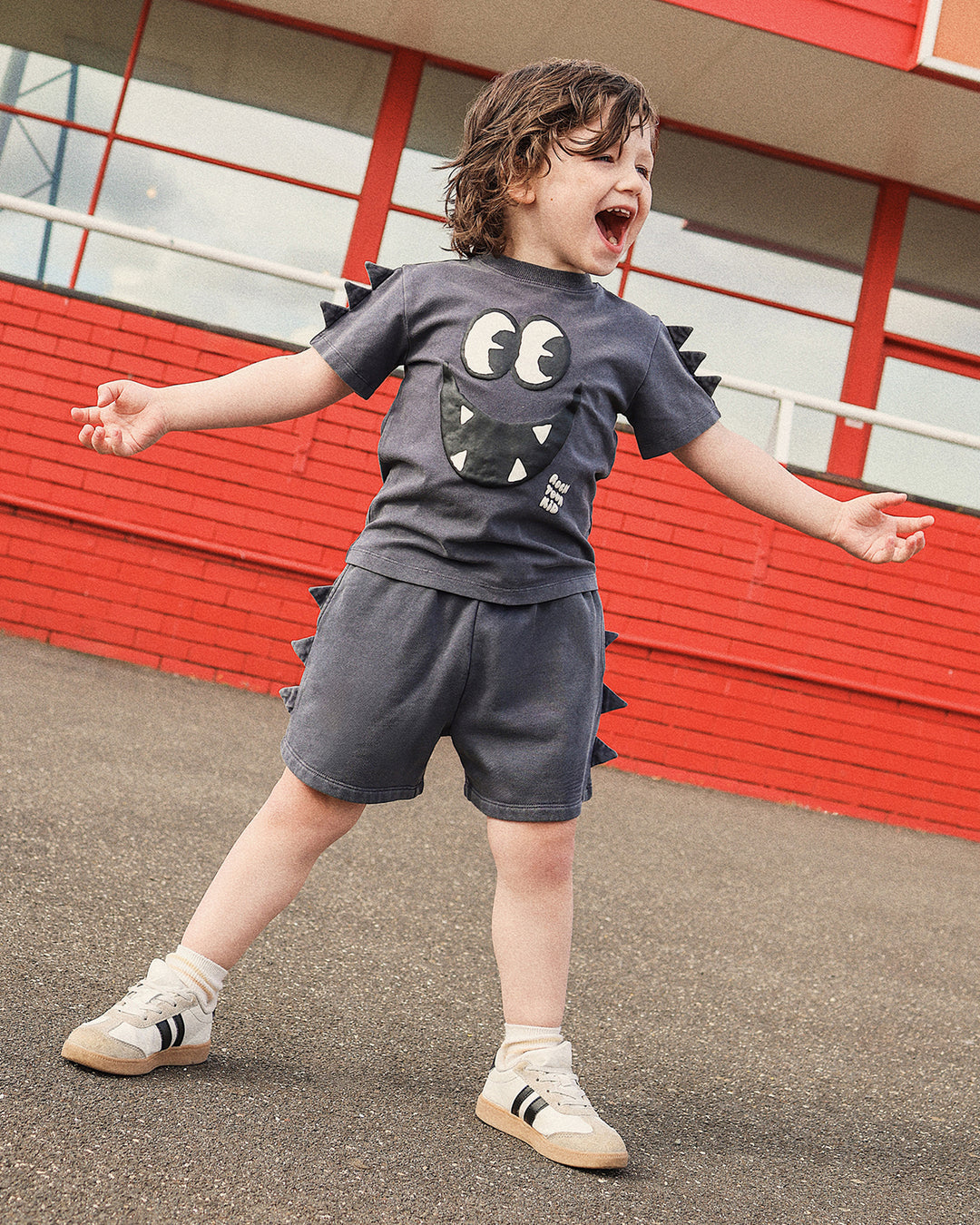 OLLIE TEE IN CHARCOAL GREY