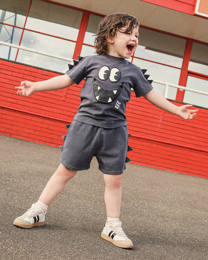 OLLIE TEE IN CHARCOAL GREY