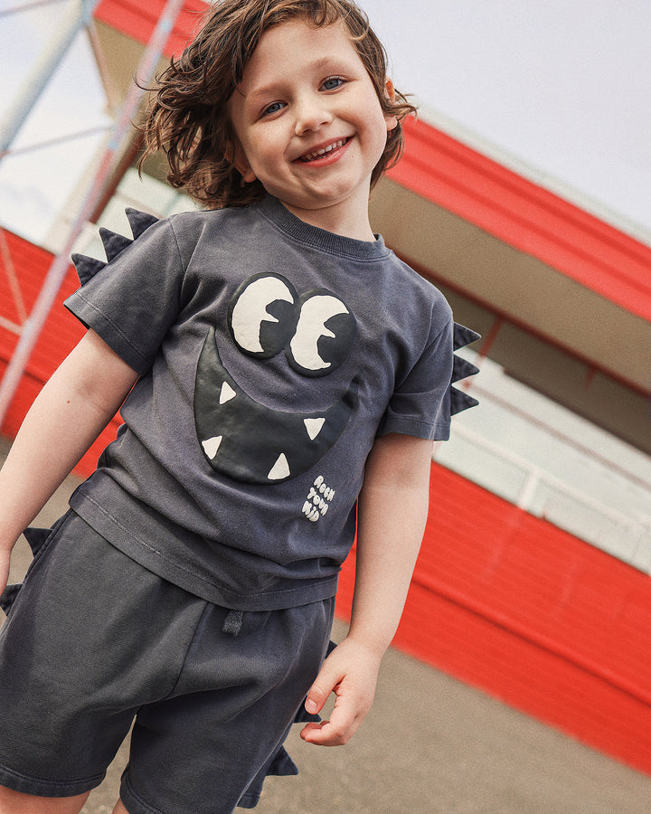 OLLIE TEE IN CHARCOAL GREY