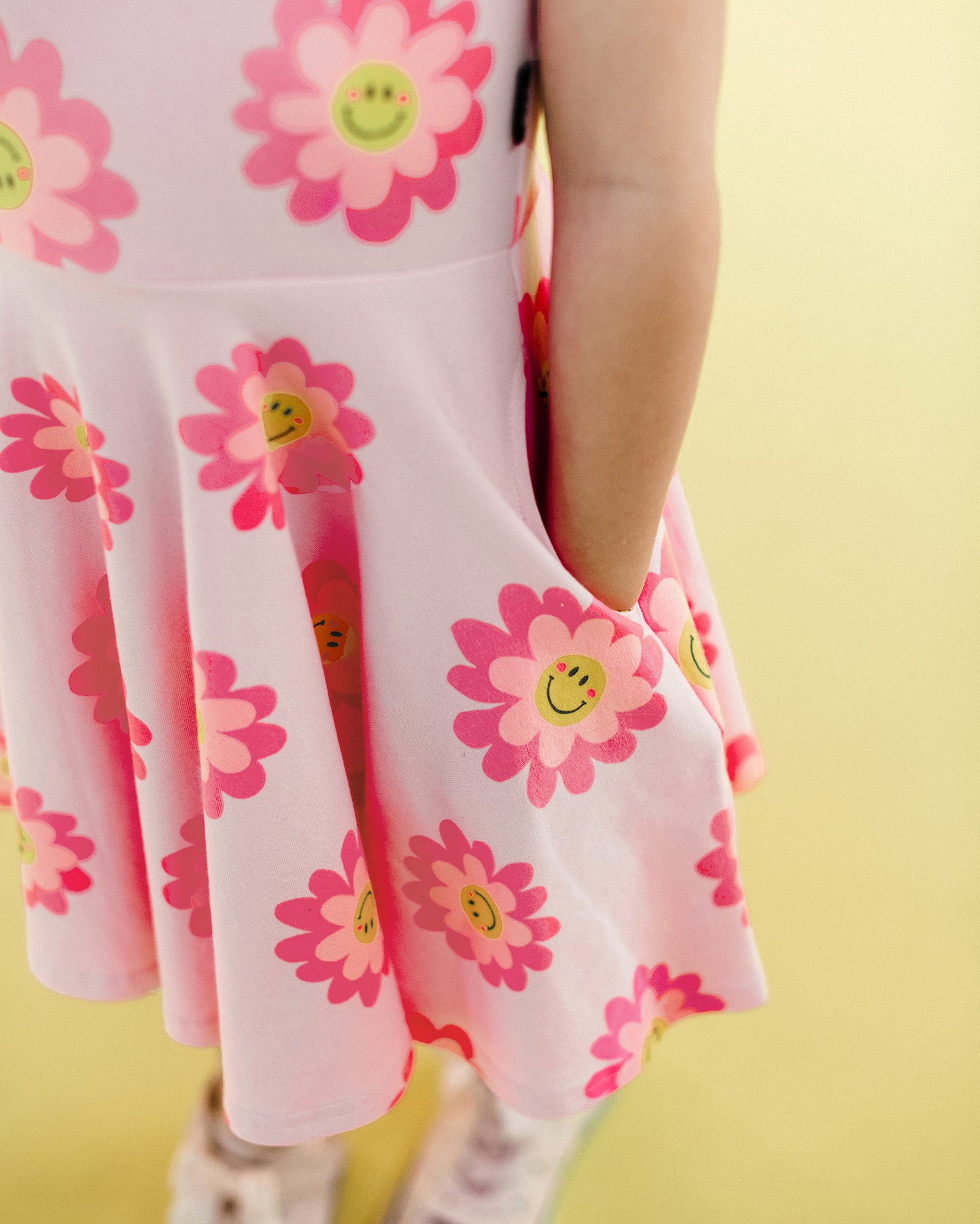 DAISY SMILE SHORT SLEEVE WAISTED DRESS